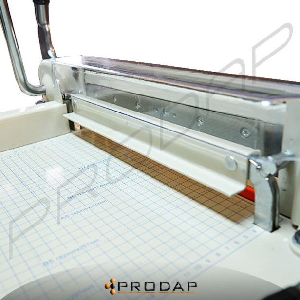 gilotyna ręczna A4 z dociskiem_6.jpg