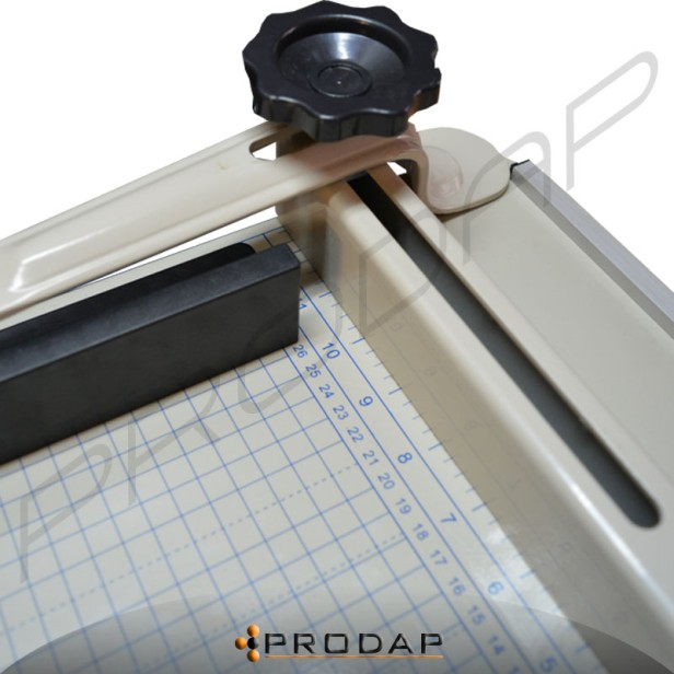 gilotyna ręczna A4 z dociskiem_7.jpg